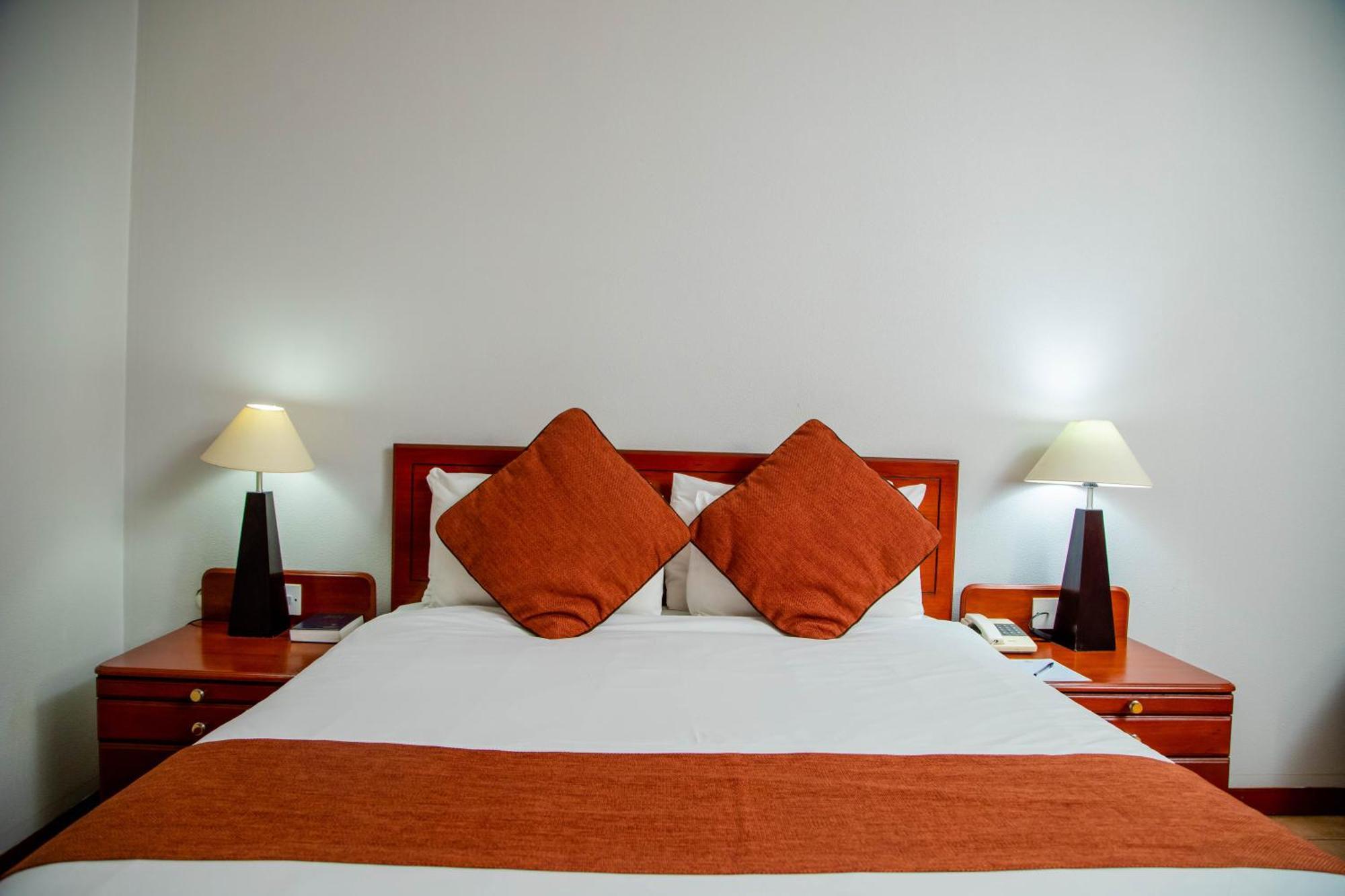 M'Kango Golfview Hotel Лусака Экстерьер фото