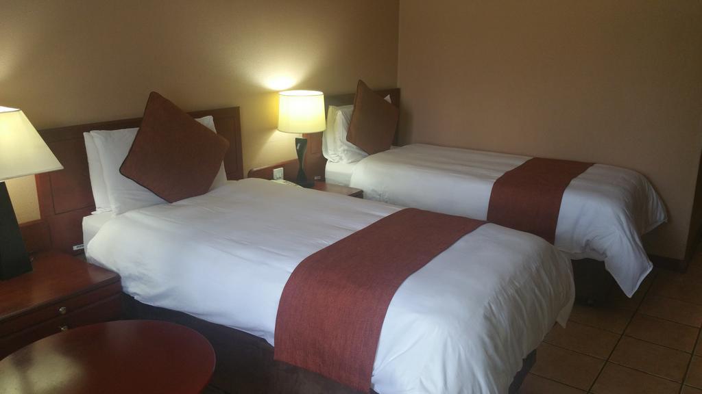 M'Kango Golfview Hotel Лусака Экстерьер фото