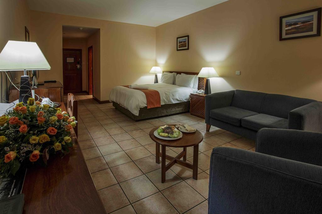 M'Kango Golfview Hotel Лусака Экстерьер фото