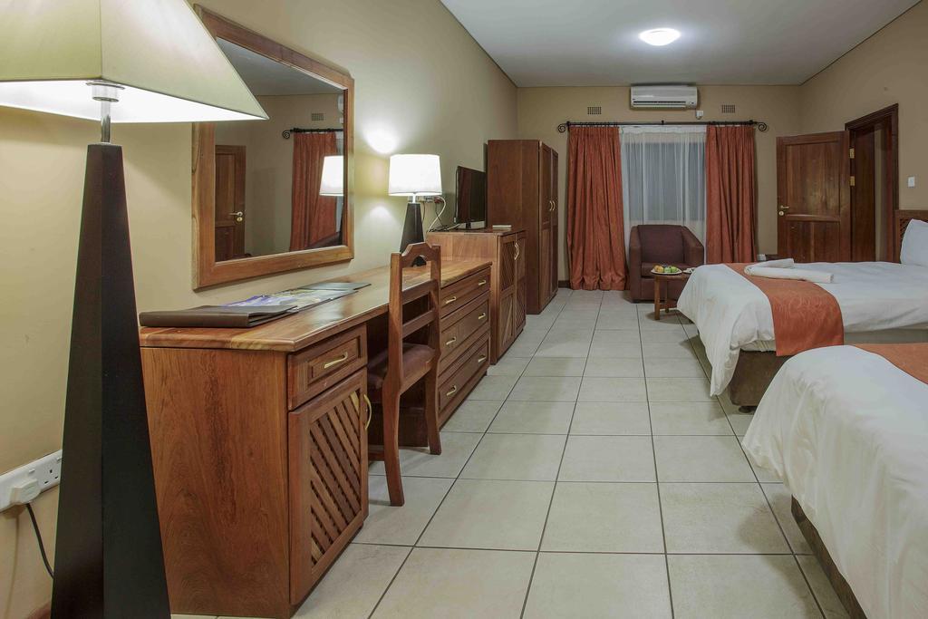 M'Kango Golfview Hotel Лусака Экстерьер фото