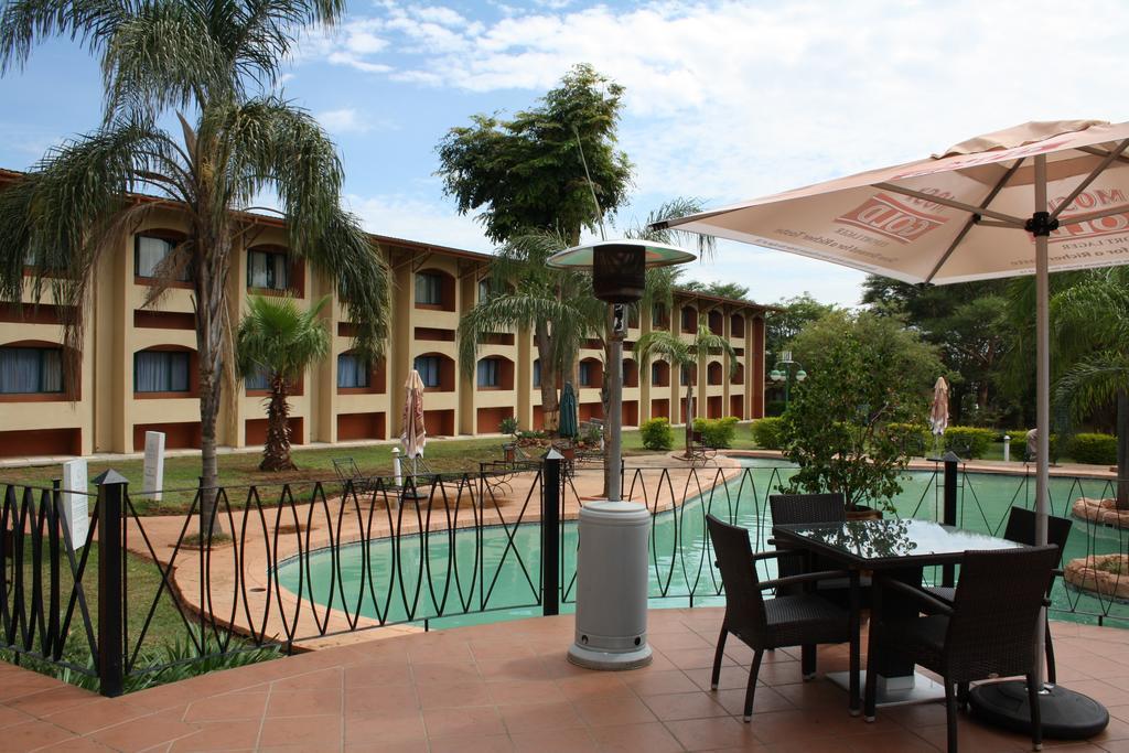 M'Kango Golfview Hotel Лусака Экстерьер фото