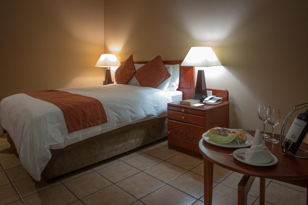 M'Kango Golfview Hotel Лусака Номер фото