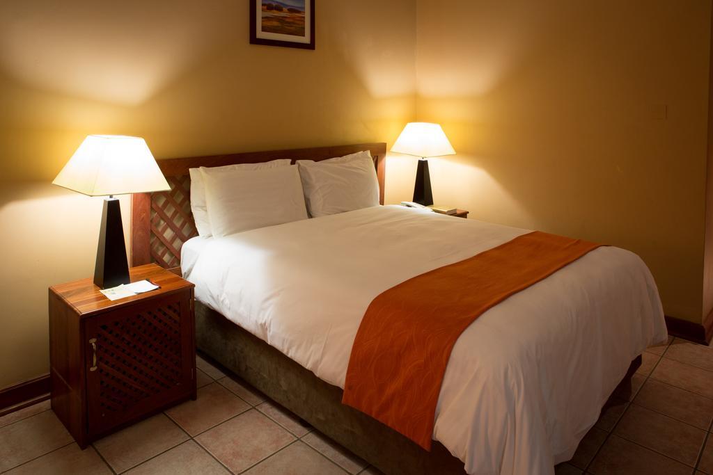 M'Kango Golfview Hotel Лусака Номер фото