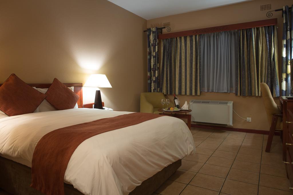 M'Kango Golfview Hotel Лусака Номер фото