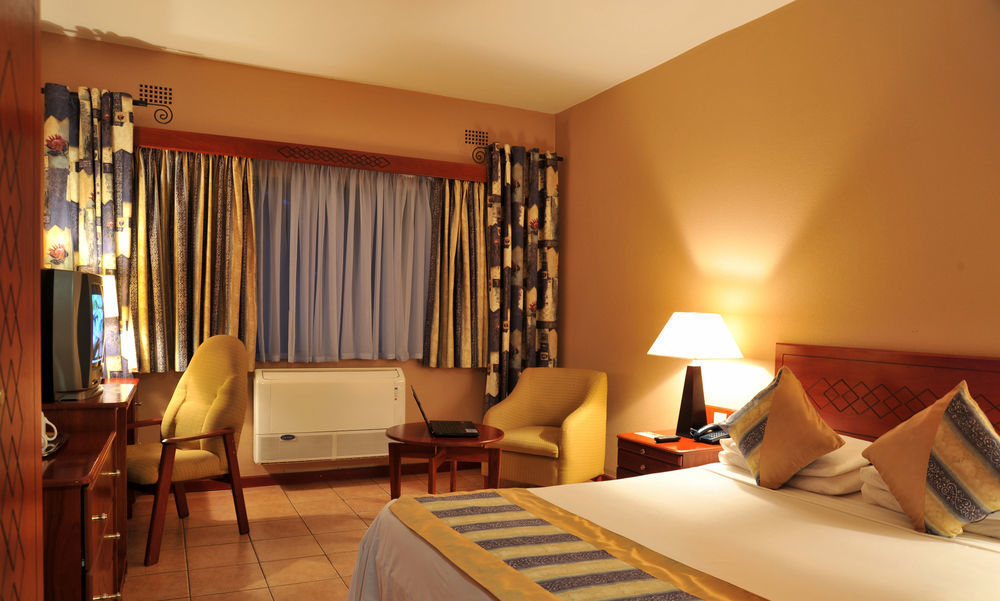 M'Kango Golfview Hotel Лусака Экстерьер фото