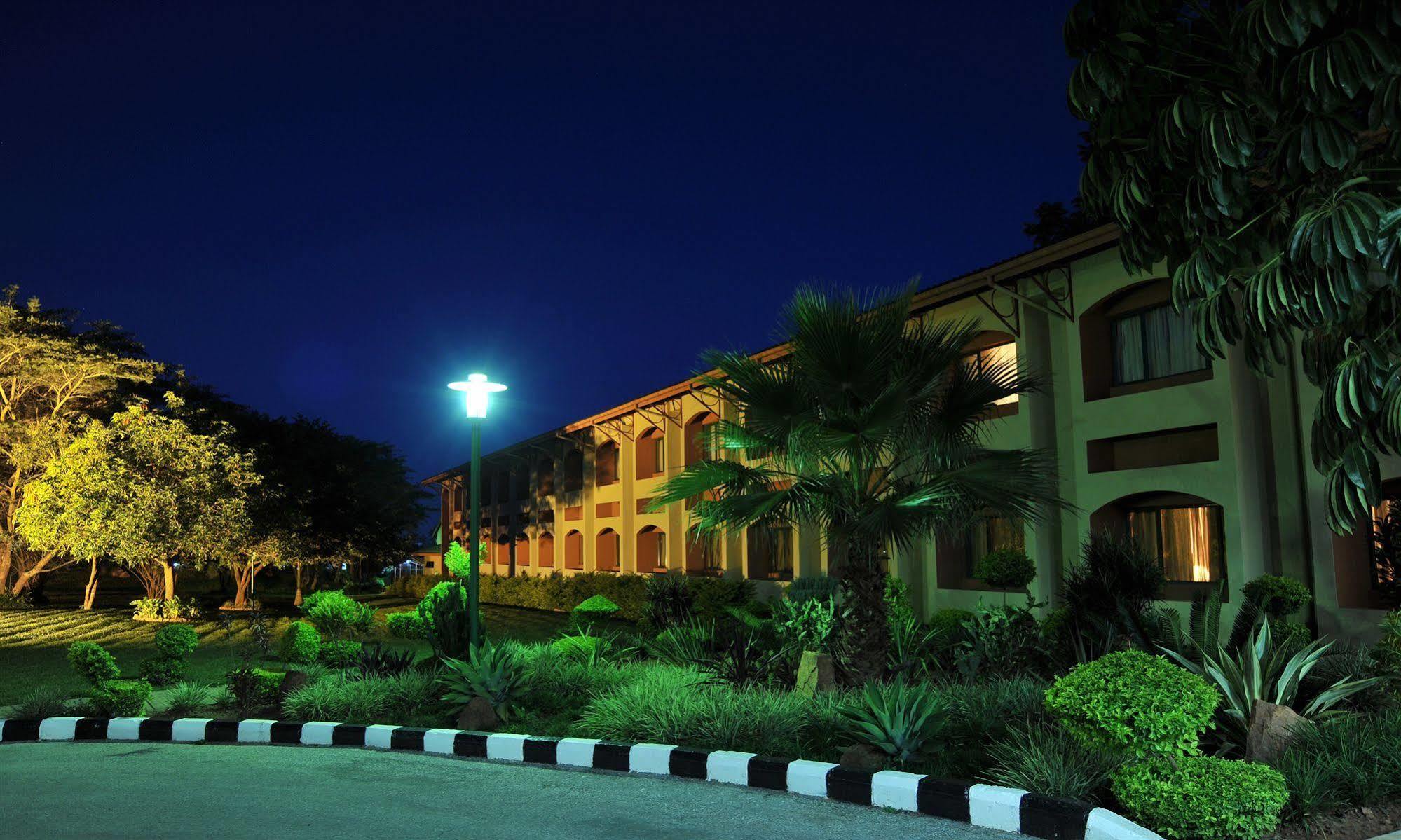 M'Kango Golfview Hotel Лусака Экстерьер фото