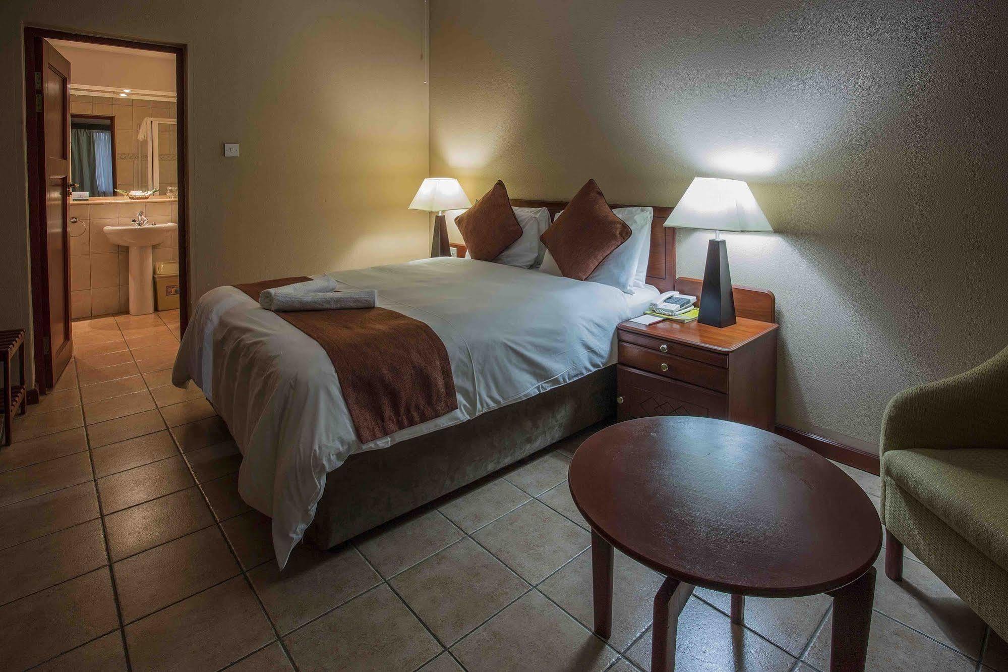 M'Kango Golfview Hotel Лусака Экстерьер фото