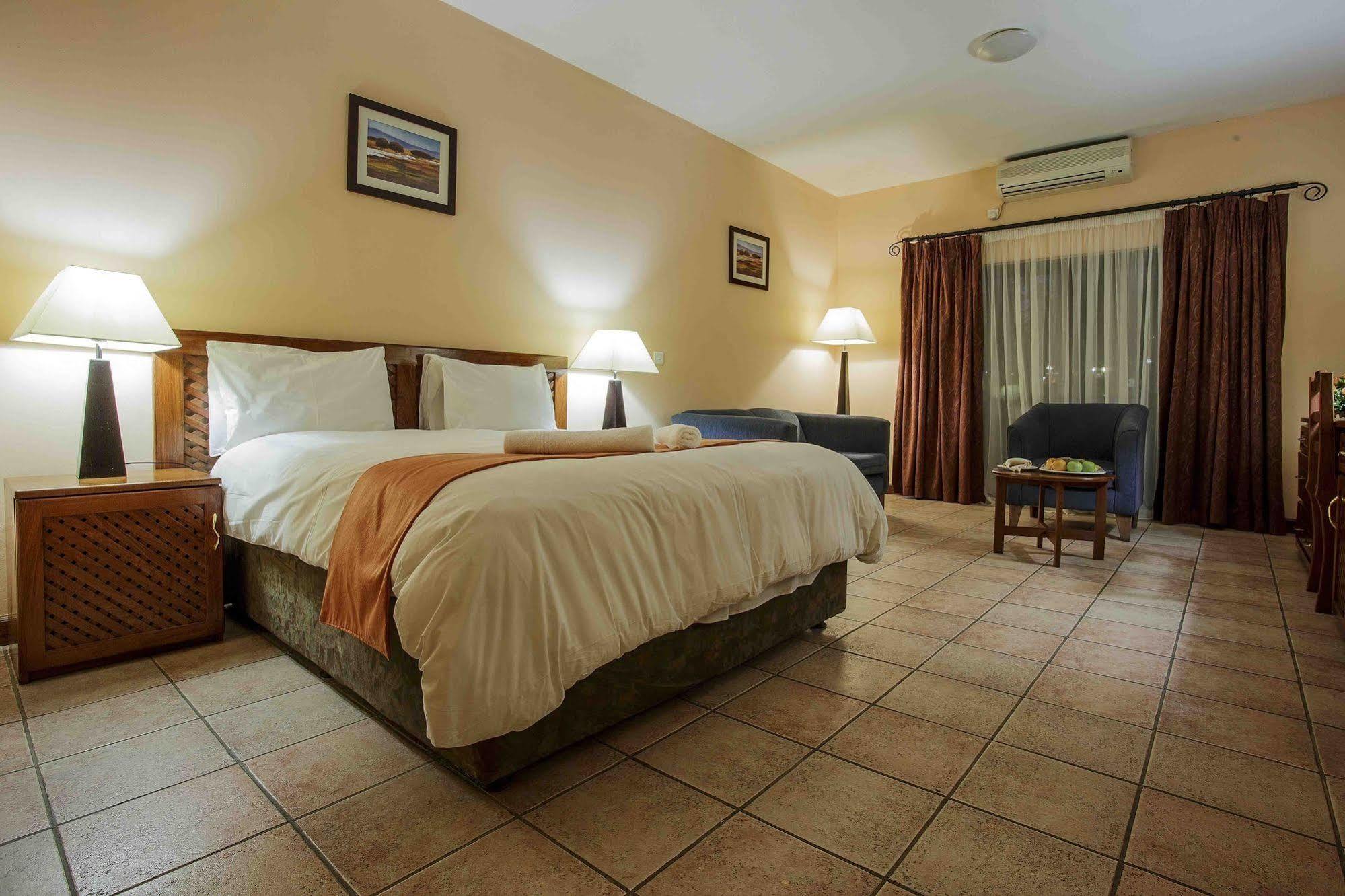 M'Kango Golfview Hotel Лусака Экстерьер фото