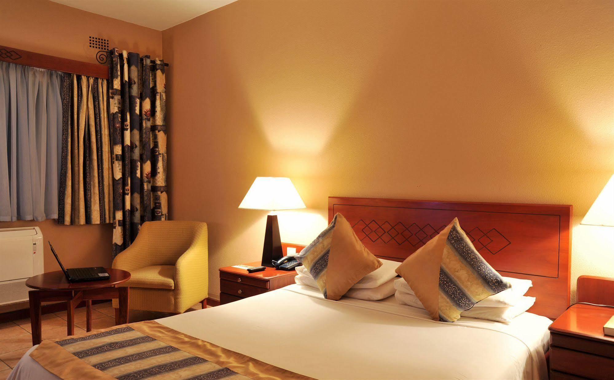 M'Kango Golfview Hotel Лусака Экстерьер фото