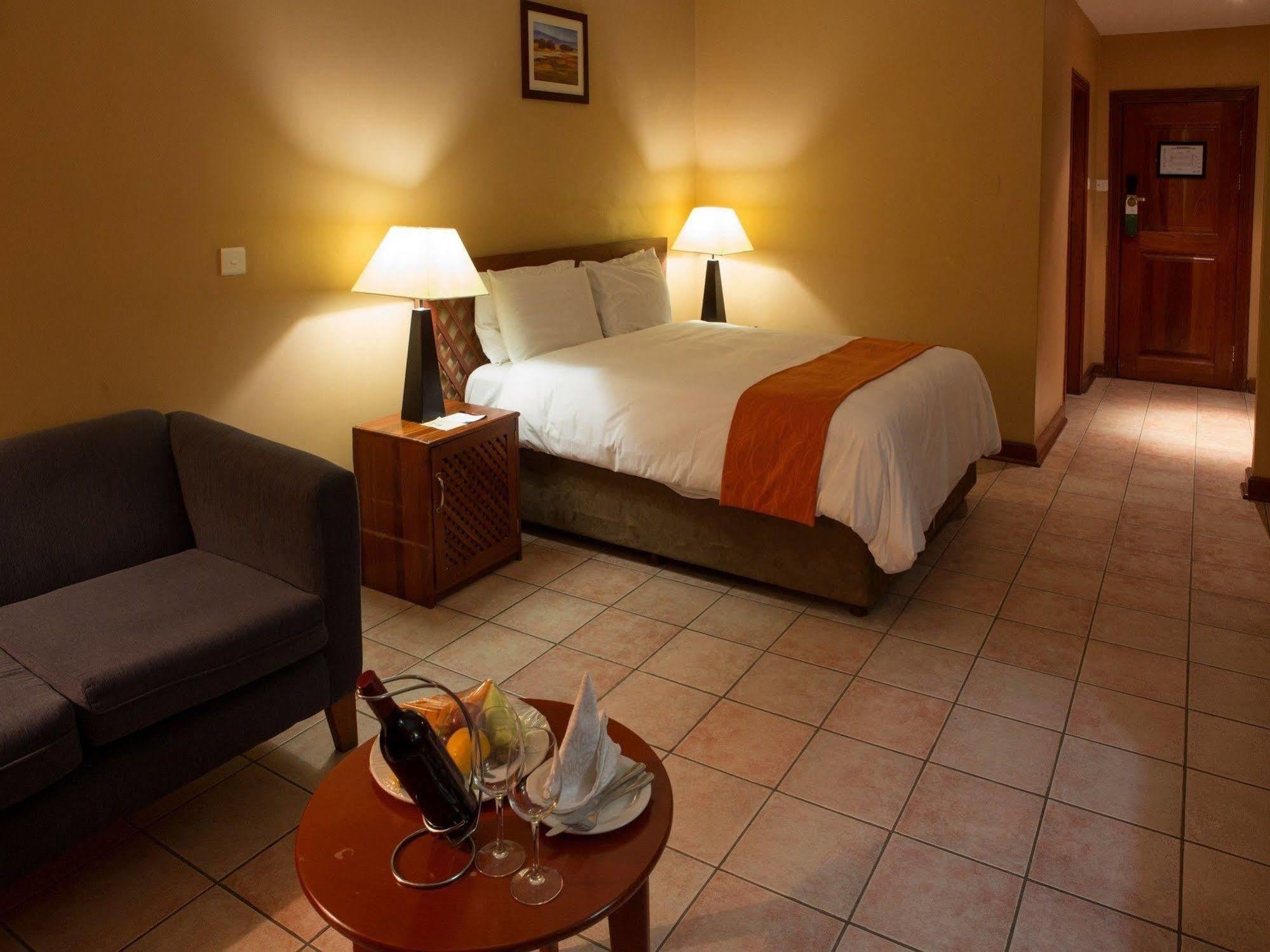 M'Kango Golfview Hotel Лусака Экстерьер фото